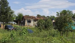 Fortes ventos causam destruição e deixam moradores em meio aos prejuízos