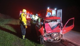 Homem morre após colisão frontal entre carro e carreta na BR-282, em Bom Retiro