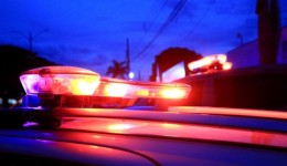 Homem descumpre medida protetiva, tenta levar filho à força e agride mulher