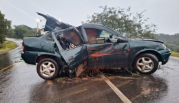 Carro sai da pista, desce barranco e deixa três feridos em rodovia do Oeste Catarinense