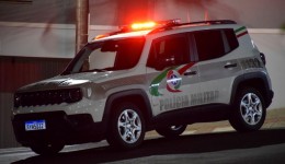 Ex-companheiro invade casa, tenta golpear mulher com faca e a agride com socos