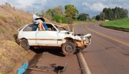 Motorista morre ao ser jogado para fora de carro em capotamento no Oeste