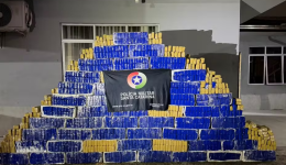 Mais de 1 tonelada de maconha é apreendida em baú de caminhão e seis são presos