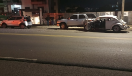 Homem fica ferido após Fusca colidir contra veículo estacionado e