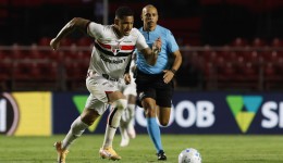 São Paulo vence o Flamengo de virada e ameniza a crise fora de campo