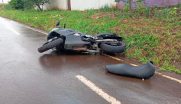 Motociclista de 21 anos fica gravemente ferido após sair da pista em Campo Erê