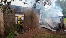 Incêndio destrói casa e galpão no interior