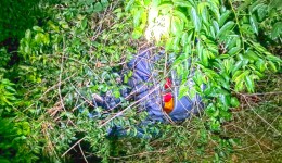 Capotamento deixa homem e mulher feridos após veículo despencar em barranco no Oeste de SC