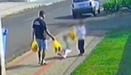 Homem que foi flagrado chutando a filha de 3 anos responderá ao processo em liberdade