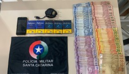 Dois homens são presos em menos de 10 minutos após assalto em posto de combustível