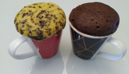 Aprenda a fazer 2 bolos de caneca em 4 minutos