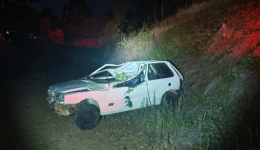 Carro com placas de São Miguel do Oeste sai da pista e capota na SC-305, em Anchieta