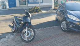 Colisão entre moto e carro deixa argentina ferida no Centro