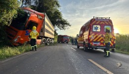 Acidente entre carro e carreta mobiliza bombeiros na SC-496
