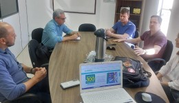 Recebe técnicos da Associação Comercial do Paraná