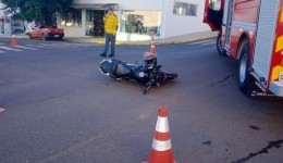 Colisão entre carro e moto deixa motociclista ferida no centro