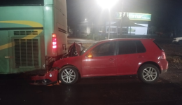 Motorista de carro é socorrido inconsciente após bater na traseira de ônibus