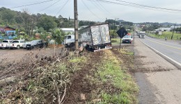 Carreta argentina fica sem freio na Serra do BNH e atinge muro de residência