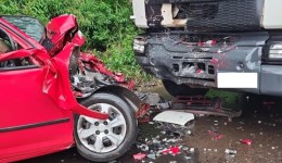 Acidente entre carro e caminhão deixa motorista preso nas ferragens