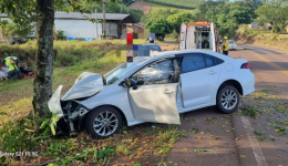 Saída de pista seguida de colisão contra árvore deixa dois feridos