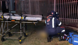 Motorista sofre mal súbito, colide com muro e morre no hospital