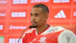 Alerrandro é apresentado no Inter e recebe a camisa 9