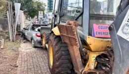Retro escavadeira da prefeitrura atinge quatro veículos na área central