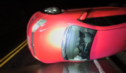 Carro tomba em rodovia e adolescente fica ferida; droga é encontrada no veículo