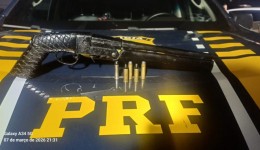 Fuga na contramão termina com arma apreendida e estrangeiro preso na BR-480 em Chapecó