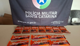 Mulher é presa após furtar 13 barras de chocolate em supermercado