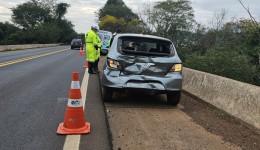 Colisão entre carro e caminhão deixa mulher ferida