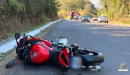 Motociclista morre após saída de pista seguida de choque contra placa de sinalização na BR-282