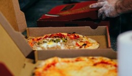 Dono de pizzaria flagra funcionário furtando dinheiro do caixa após fim de expediente