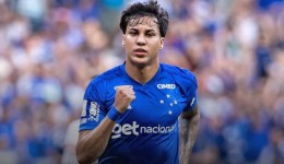 Cruzeiro sofre apagão, leva susto, mas vence a lanterna Chapecoense