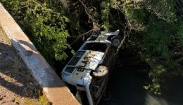 Kombi escolar que transportava nove crianças cai em rio