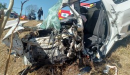Batida frontal entre carro e caminhão deixa condutor preso nas ferragens na BR-282