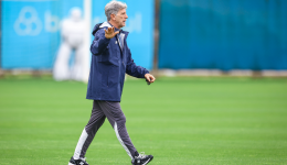 Renato Portaluppi comanda treino tático do Grêmio visando retomada da temporada