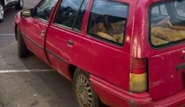 Motorista embriagado invade contramão, bate em carros estacionados e é preso