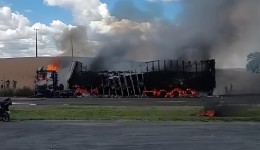 Carreta de câmara fria fica destruída após incêndio na BR-280