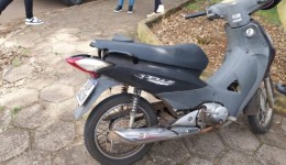 Condutora de moto fica ferida após colisão com carro