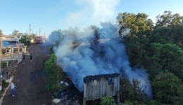 Incêndio destrói casa no bairro São José Operário