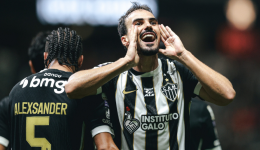 Atlético vence o Coritiba e chega aos 50 pontos no Brasileirão