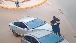 Motorista abraça desconhecido após batida de carro e cena emociona nas redes sociais