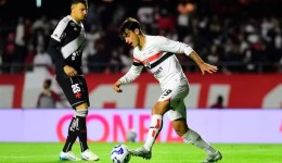 Em noite de Coutinho e Rayan, Vasco vence o São Paulo no Morumbis