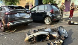 Motociclista é arremessado contra carro estacionado após colisão no centro