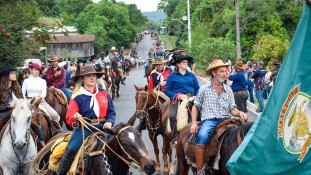 Fé e tradição marcam cavalgada que reuniu mais de 300 cavaleiros