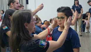 Projeto Visão e Esperança entrega 57 óculos a alunos da rede municipal
