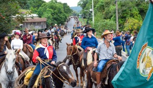 Fé e tradição marcam cavalgada que reuniu mais de 300 cavaleiros