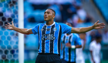 Com três de Carlos Vinícius, Grêmio goleia o São Luiz e dorme na liderança do grupo B do Gauchão