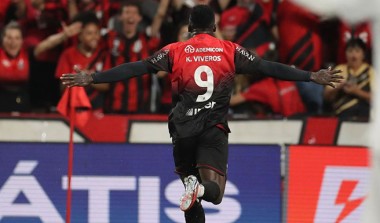 Furacão vence o Santos no apagar das luzes e estreia com vitória em casa